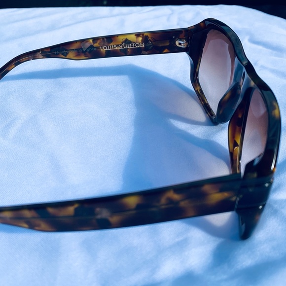 Louis Vuitton Limited HUNTINGTON Sunglasses. - Picture 4 of 7